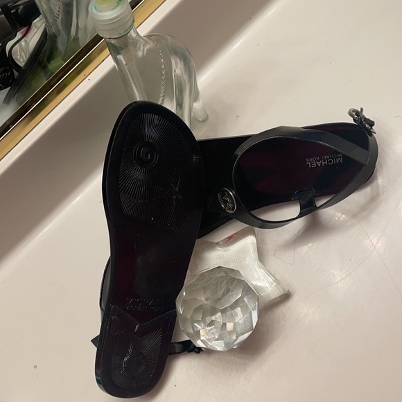 MICHAEL KORS SLIPPERS. CUTE MU$T HAVE.. 🥰👍🏽 - Picture 3 of 6